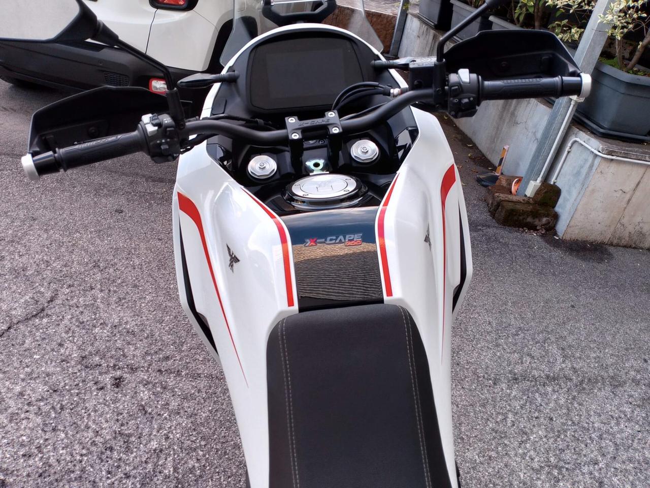 Moto Morini X-Cape 700 cerchi a raggi neri