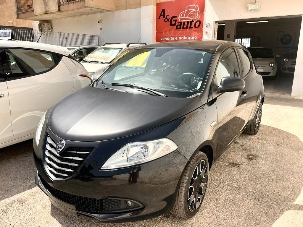 Lancia Ypsilon 1.2 69 CV 5 porte S Momodesign