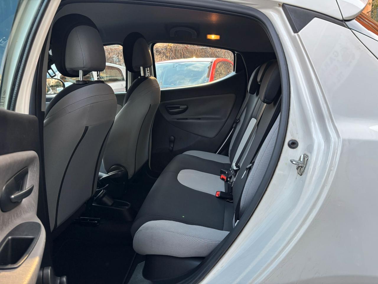 Lancia Ypsilon 1.2 69 CV 5 porte Silver POSTI