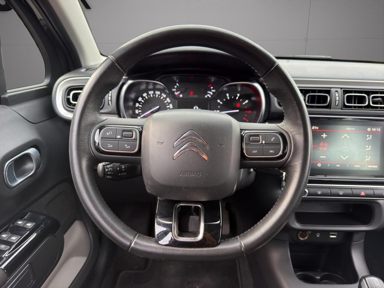 Citroen C3 1.2 Shine 83cv - Unipro - Promo Finanziamento - Neopatatentati - Tagliandi certificati - Cerchi in lega - Schermo - Clima Automatico