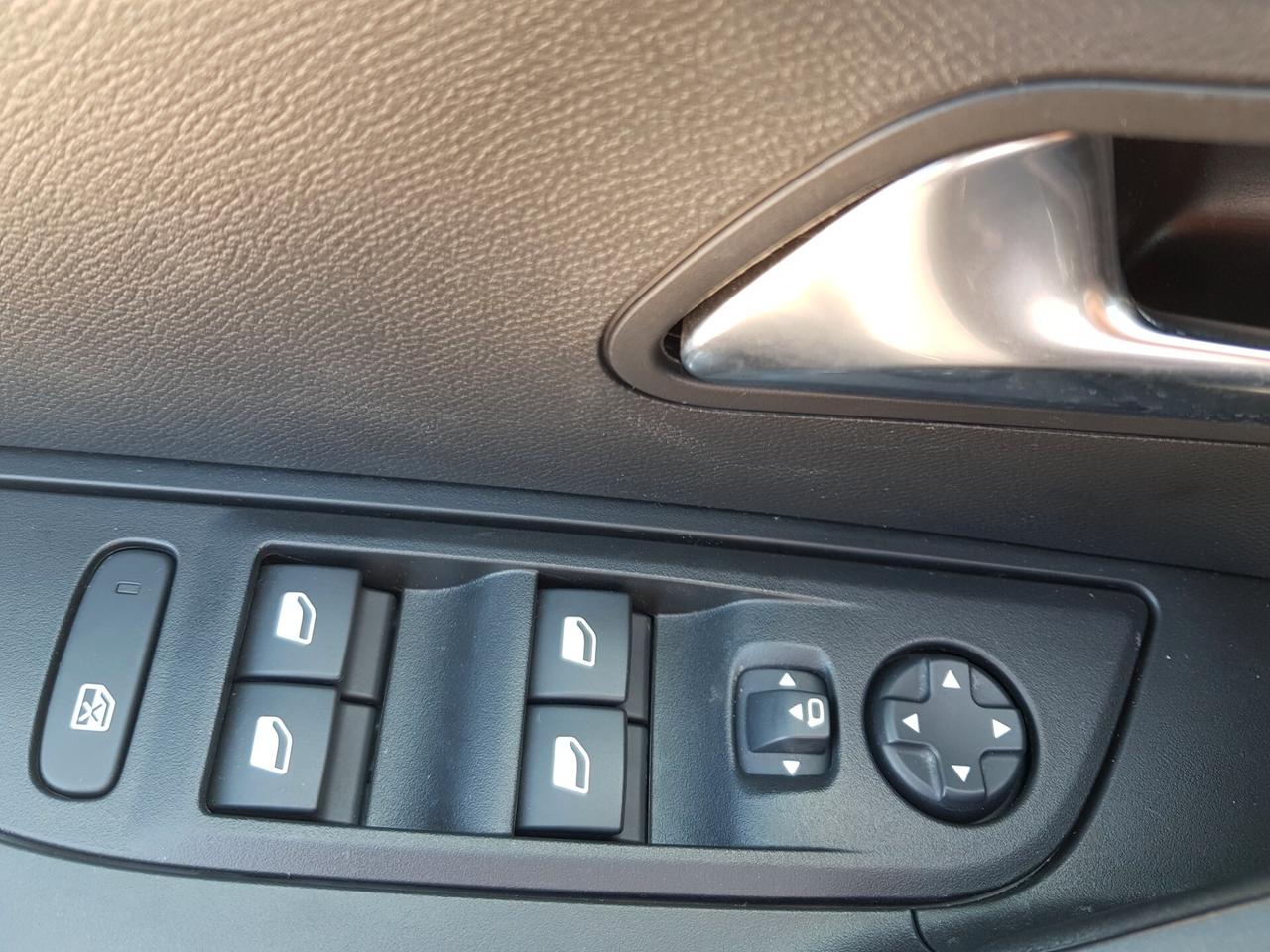 Peugeot 2008 2025 20.000 km – Come nuova