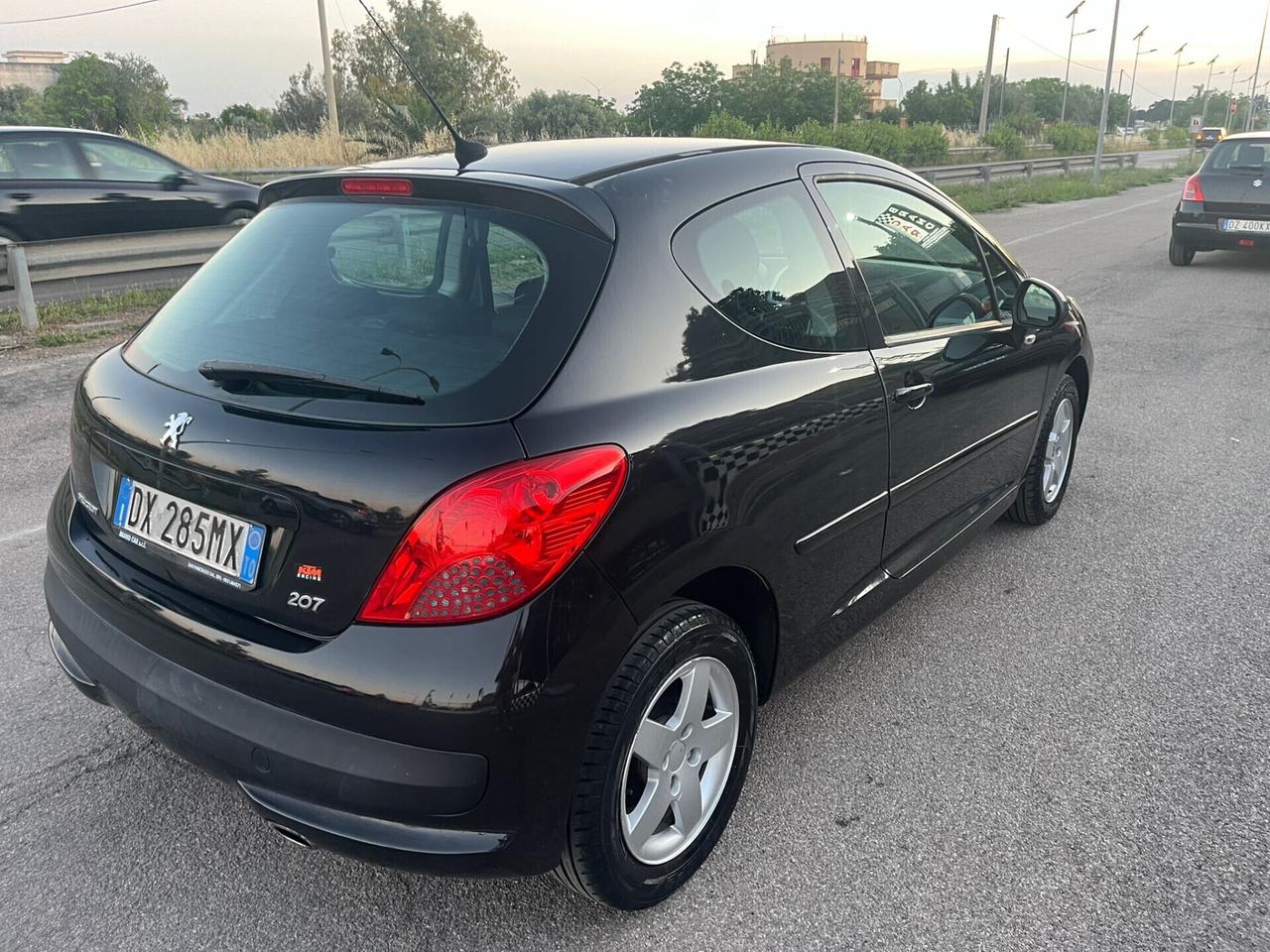 Peugeot 207 1.4 8V X Line - 2009