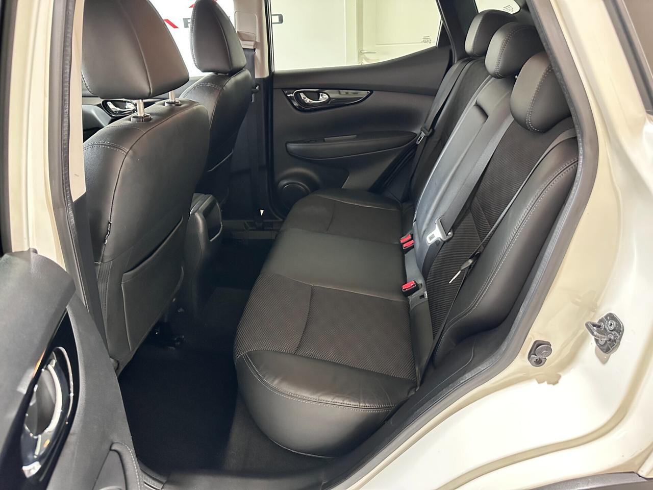 Nissan Qashqai 1.5 dCi N-Connecta – DA VETRI