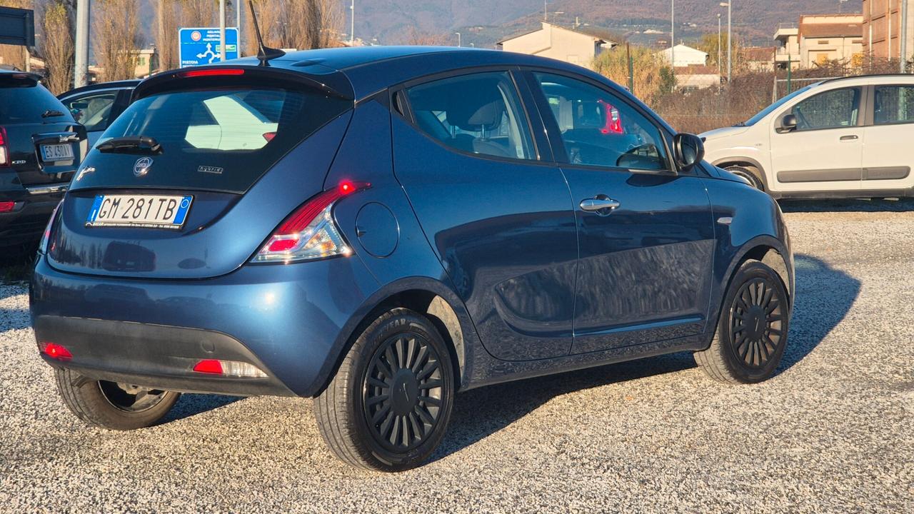 Lancia Ypsilon 1.0 FireFly 5 porte S&S Hybrid Silver