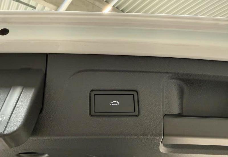 Volkswagen Touran 2.0 TDI SCR DSG R-LINE IQ LED MATRIX NAVI CAMERA COCKPIT