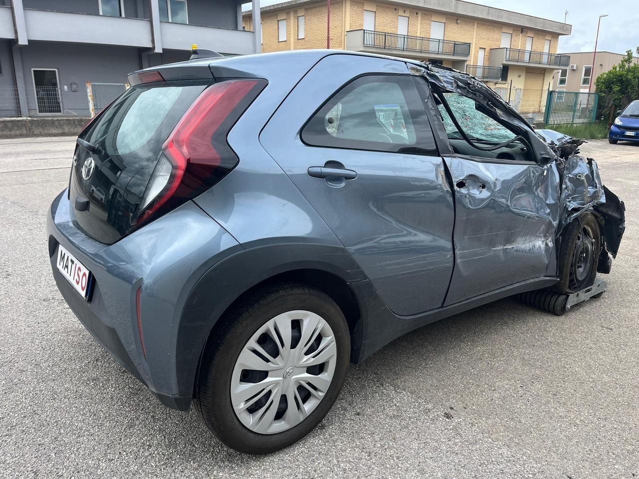 Pacchetto 2 auto incidentate : AYGO X - Hyundai I10