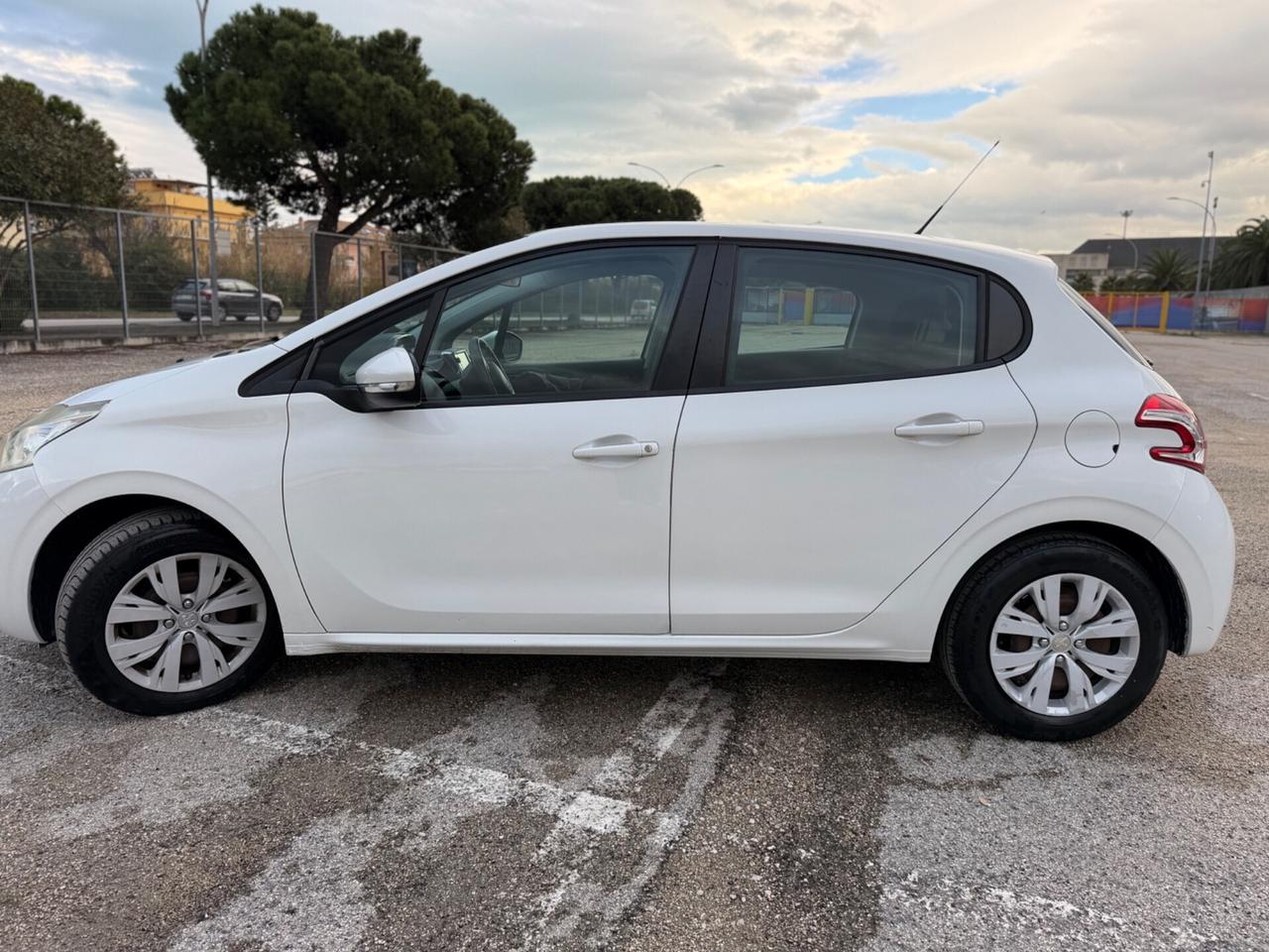 Peugeot 208 1.4 HDi 68 CV 5 porte Allure