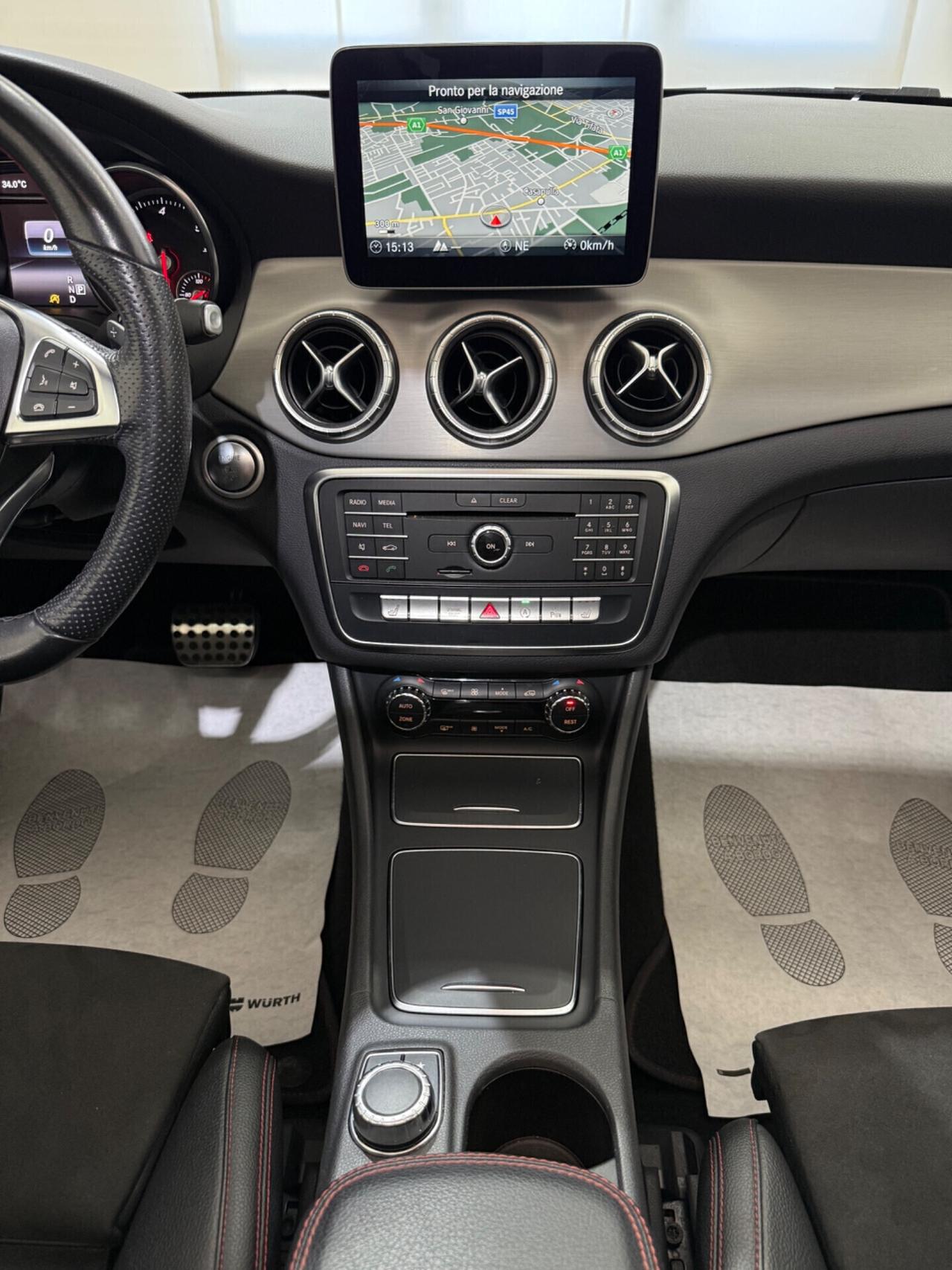 CLA 220 D AUTOMATIC PREMIUM TOTAL BLACK