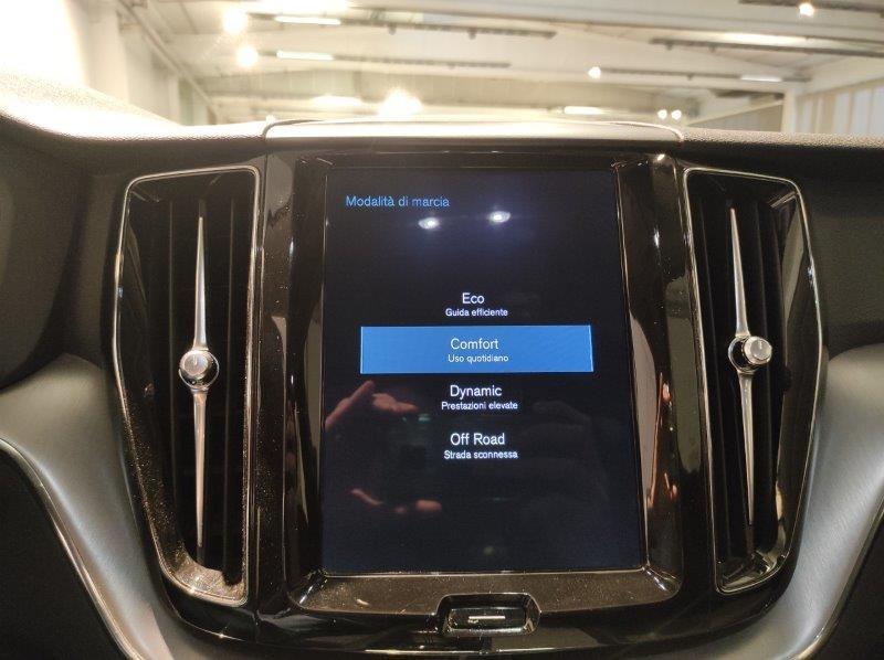 VOLVO XC60 (2017-->) - XC60 B4 (d) AWD Geartronic Momentum