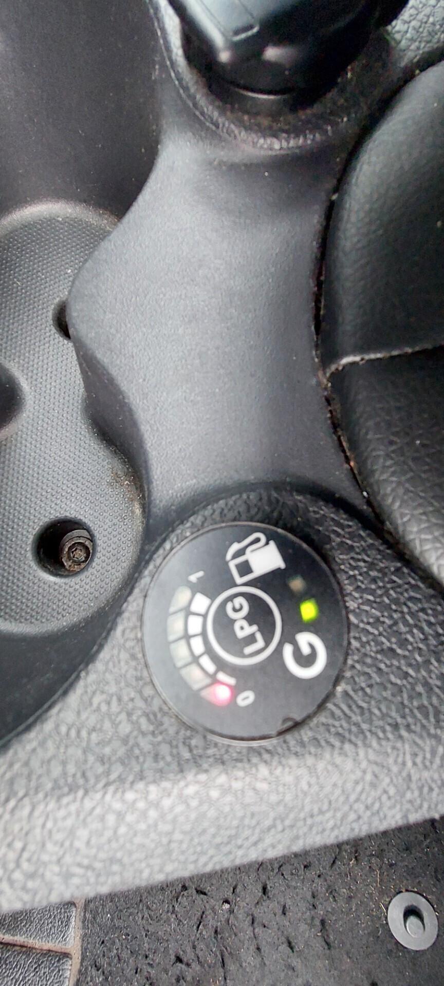 DACIA SANDERO 1,0 GPL DI SERIE CASA MADRE 100 CV TELEFONO X NEOPATENTATI IMPECCABILE