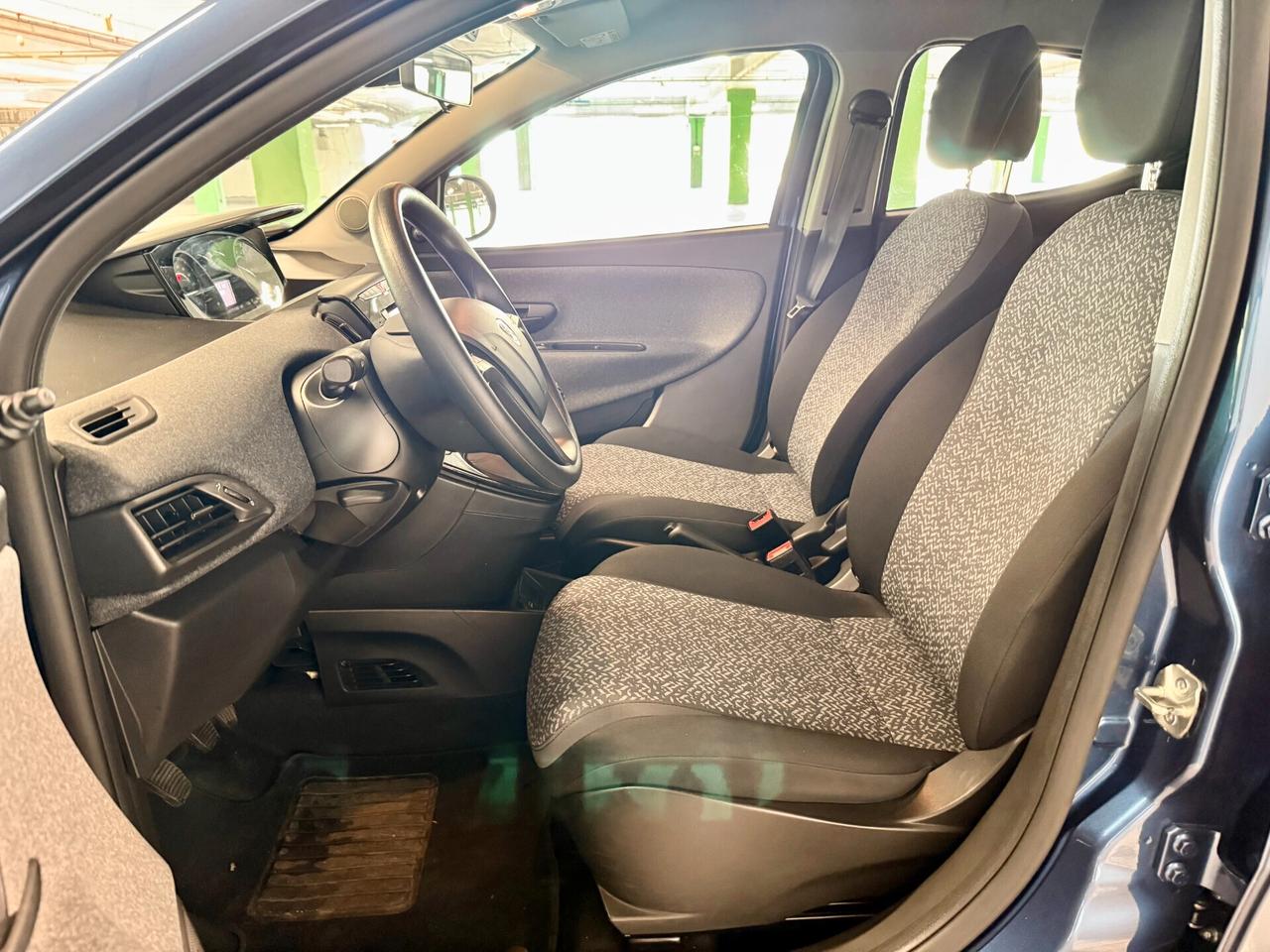 Lancia Ypsilon 1.0 FireFly 5 porte S&S Hybrid Silver