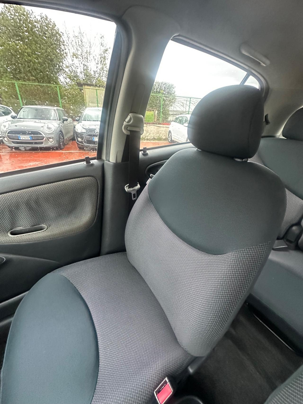 Toyota Yaris 1.0i 16V cat 5 porte Sol