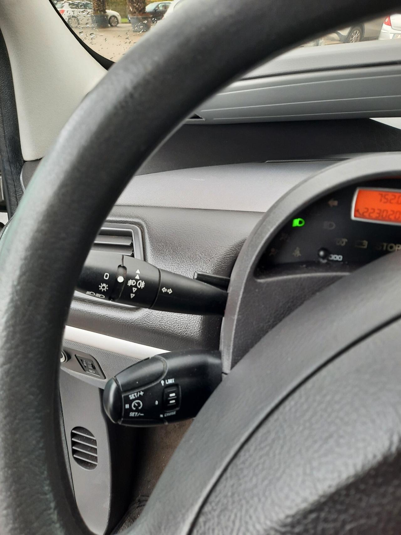 Peugeot 807 2.0 HDi FAP SV 7 POSTI