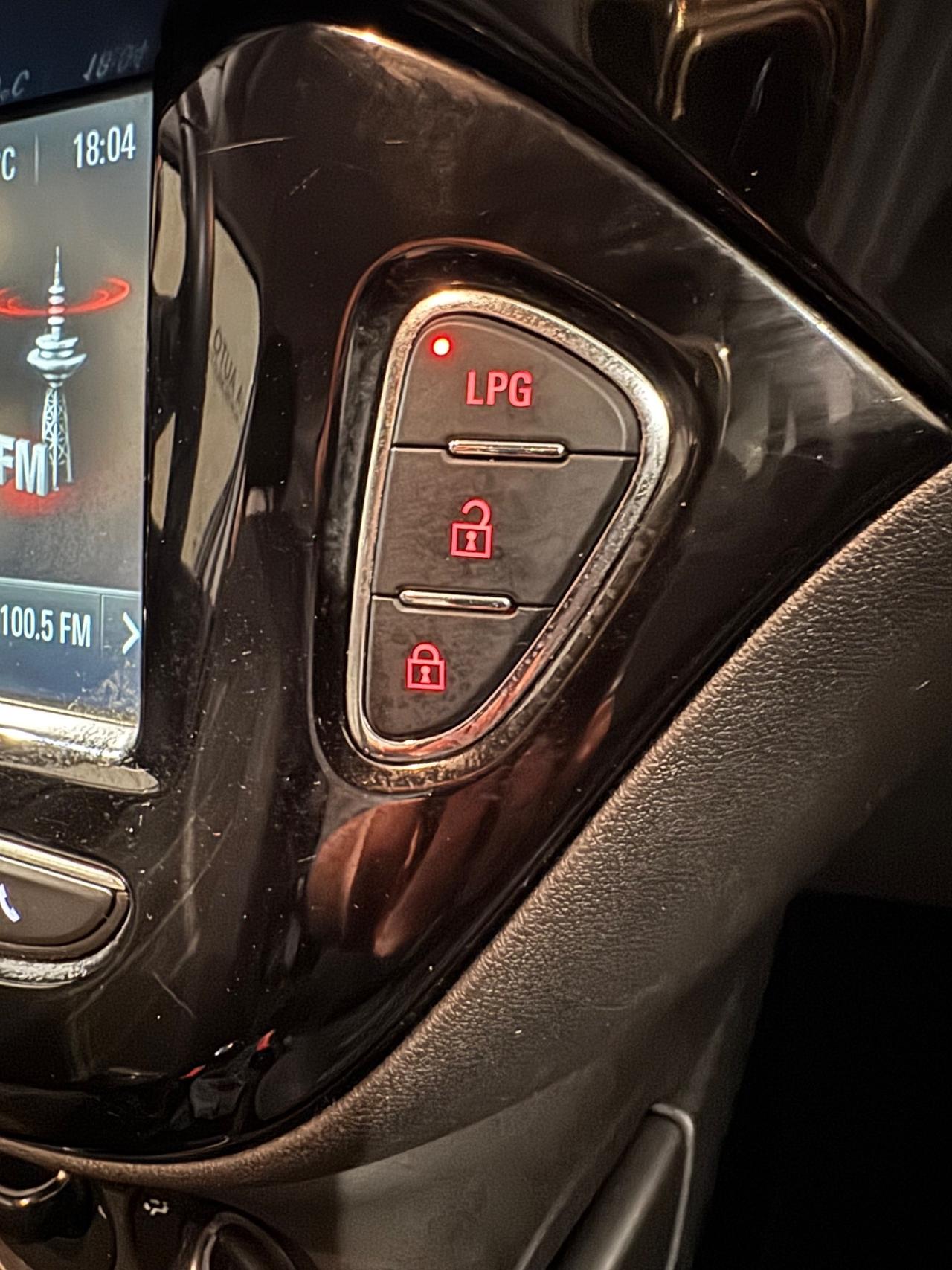 Opel Corsa 1.4 90CV GPL Tech 5 porte b-Color