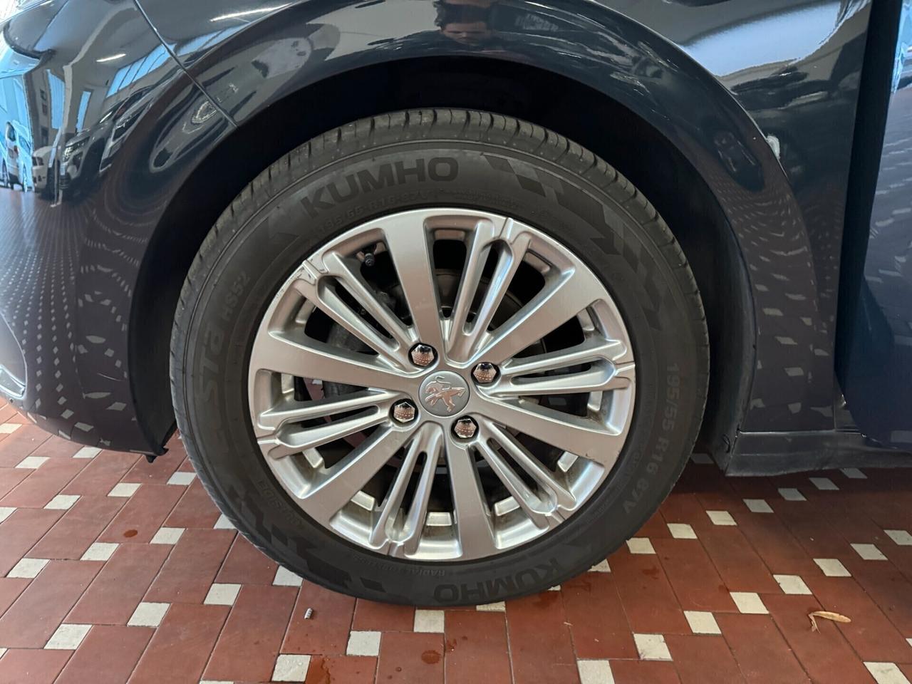 Peugeot 208 PureTech 82 5 porte Allure - NEOPATENTATI