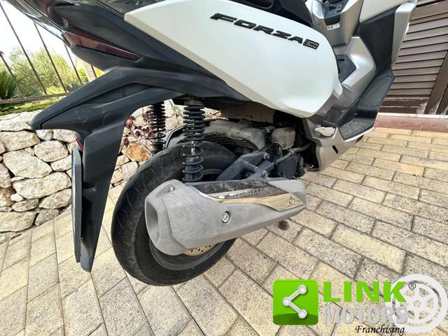 HONDA Forza 300 .