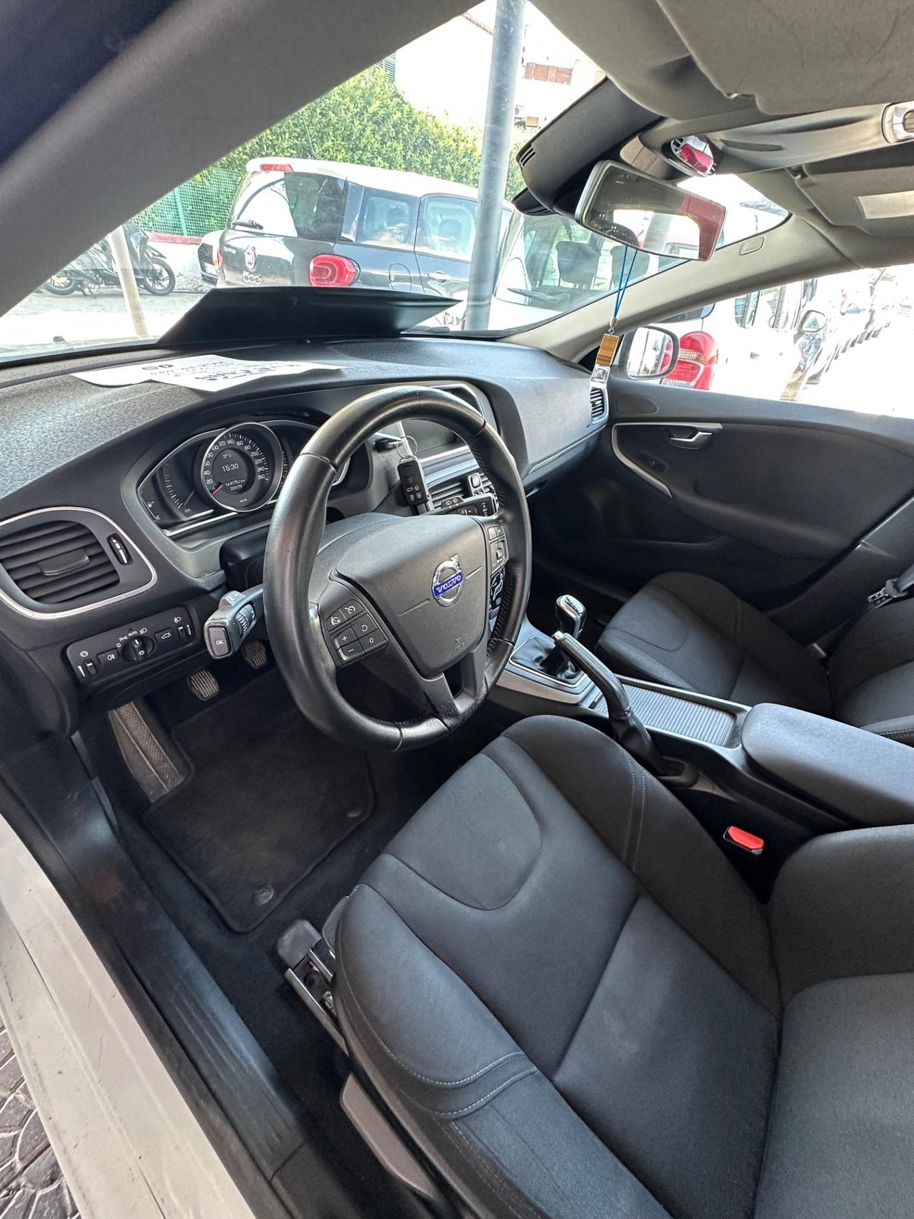 Volvo V40 D2 R-design Momentum