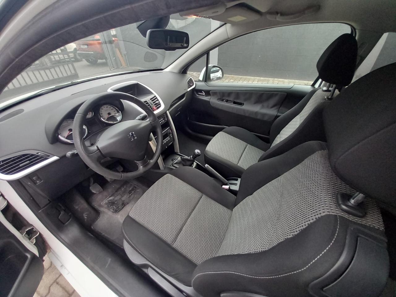 PEUGEOT 207 1,4 BENZINA- OK NEOPATENTATI