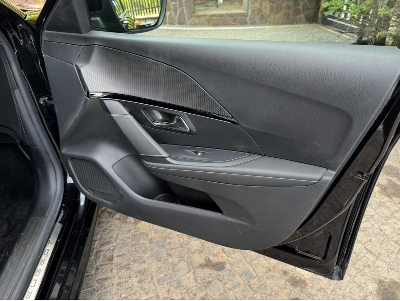 Peugeot 208 Hybrid 136 e-DCS6 GT
