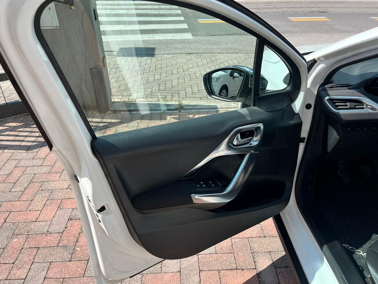 Peugeot 2008 1.6 e-HDi 115 CV Stop&Start Féline