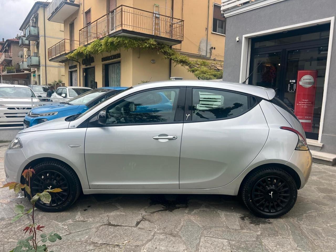 LANCIA YPSILON 1.2 69cv 5p SILVER UNICO PROP.