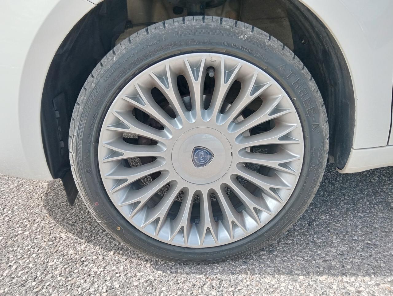 Lancia Ypsilon 1.2 69CV 5 porte OK NEOPATENTATI