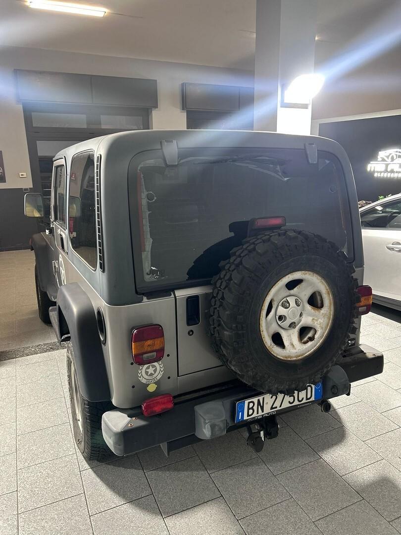 Jeep Wrangler con gancio traino omologato