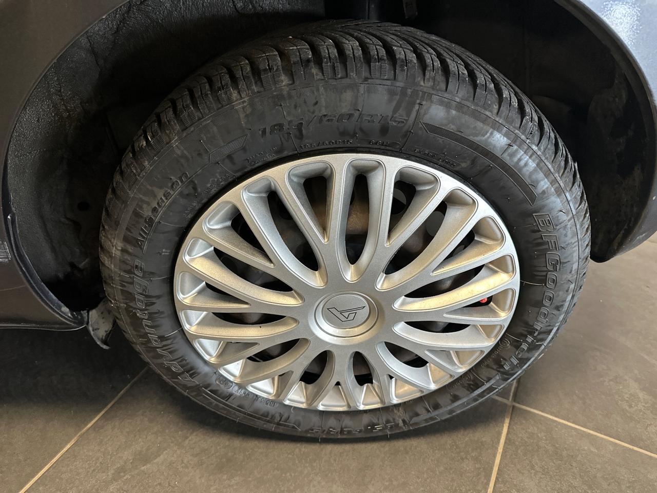 TOYOTA YARIS 1.0 NEOPATENTATI 69CV GARANZIA