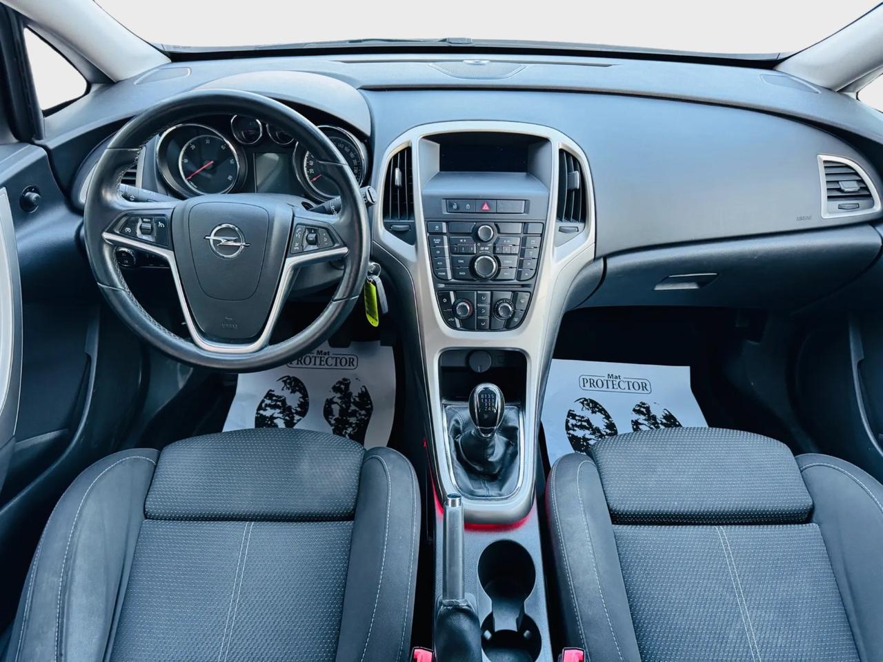 Opel Astra cosmo 1.7 CDTI anno 2011 neo patentati