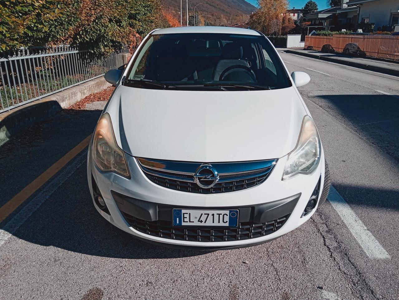 Opel Corsa 1.2 3 porte b-color