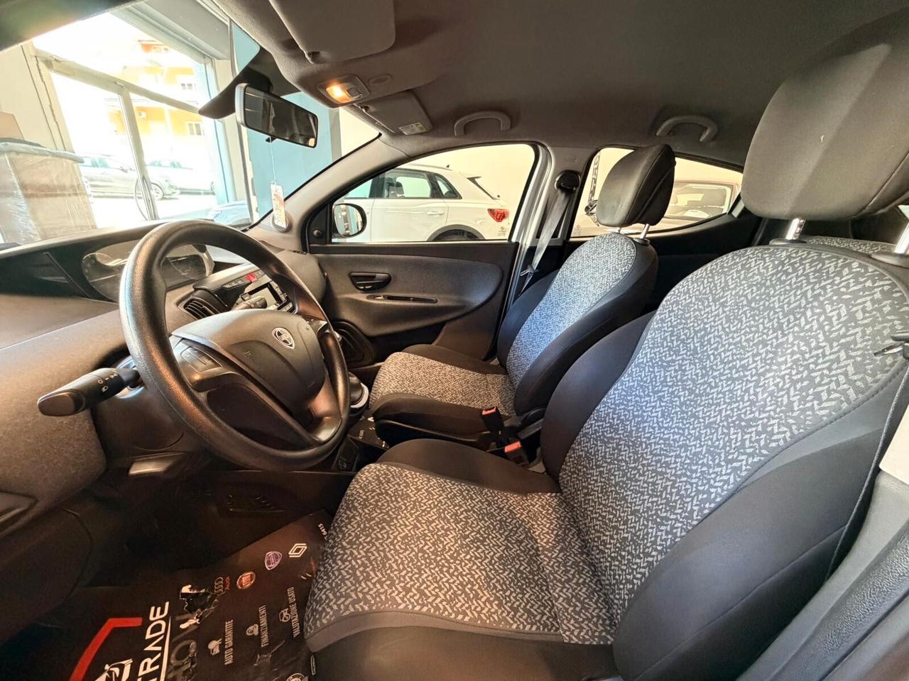 Lancia Ypsilon 1.0 FireFly 5 porte S&S Hybrid Ecochic Silver