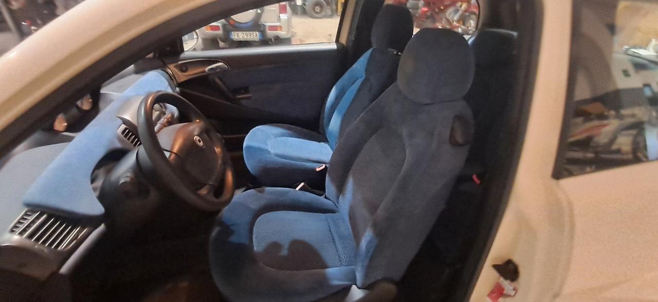 Lancia Ypsilon 1.2 16V Platino