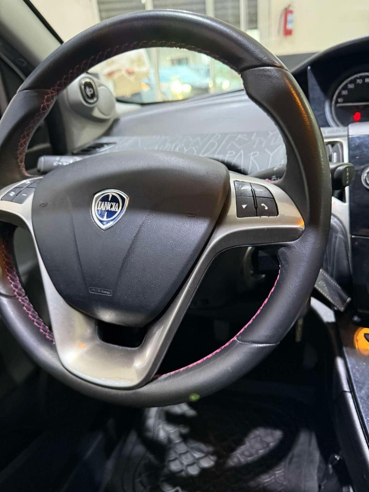 Lancia Ypsilon 1.2 69 CV london Paris