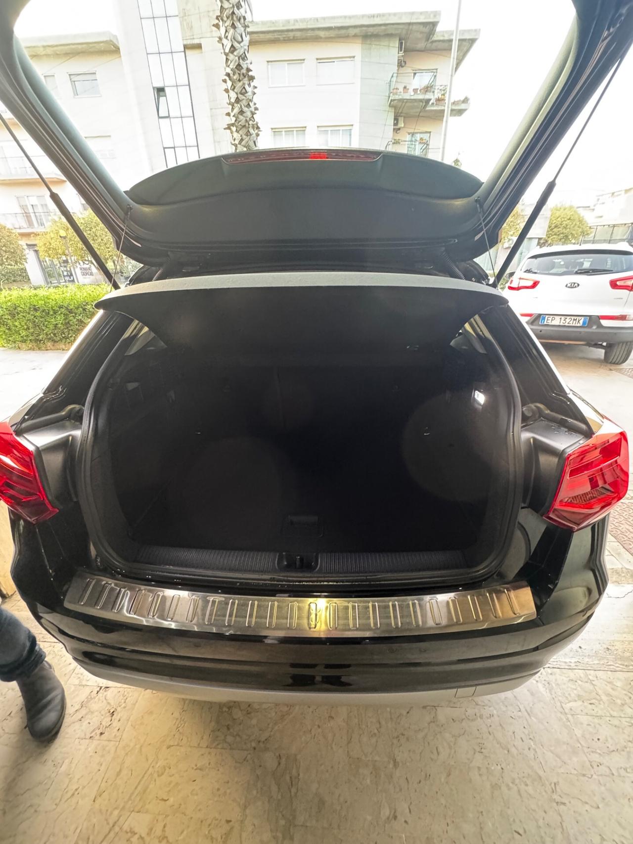 Audi Q2 30 TDI Identity Black