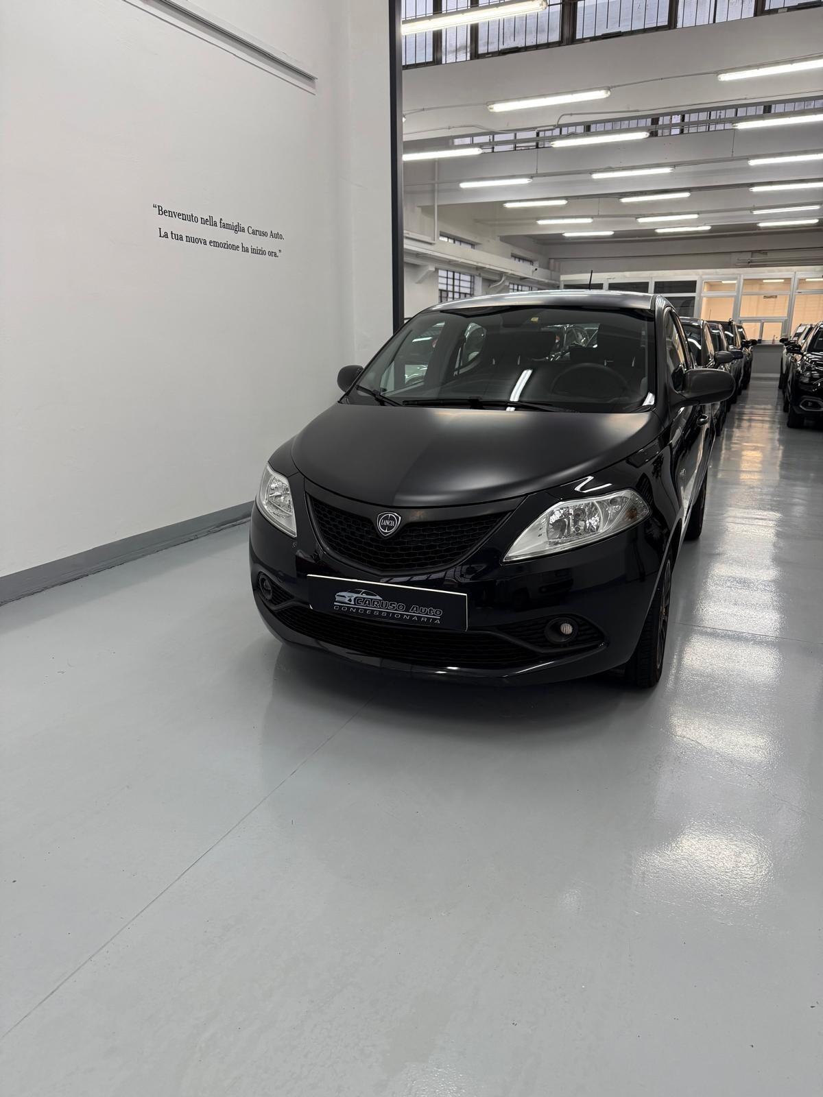 Lancia Ypsilon 1.2 69 CV 5 porte S&S Black and Noir