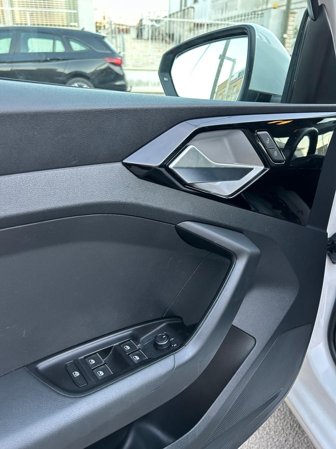 Audi A1 1.0 TFSI Admired-2018-NAVI-SENSORI