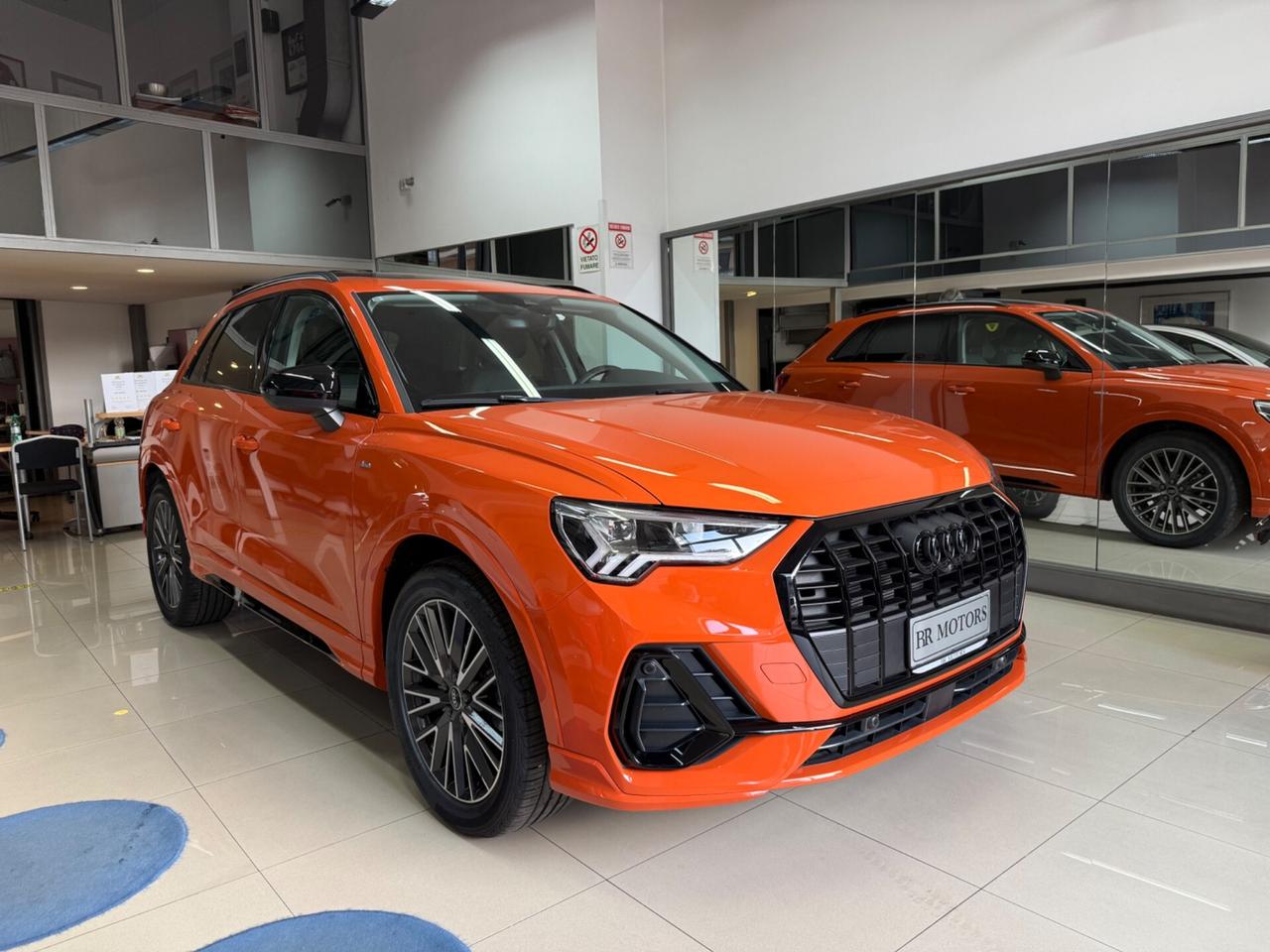 Audi Q3 35tfsi S line + Identity Black - SOLO 4.930Km !!