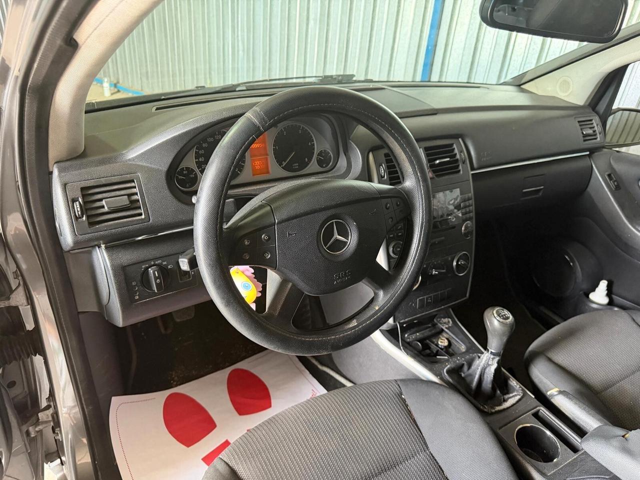 MERCEDES BENZ B 180 - NEOPATENTATI