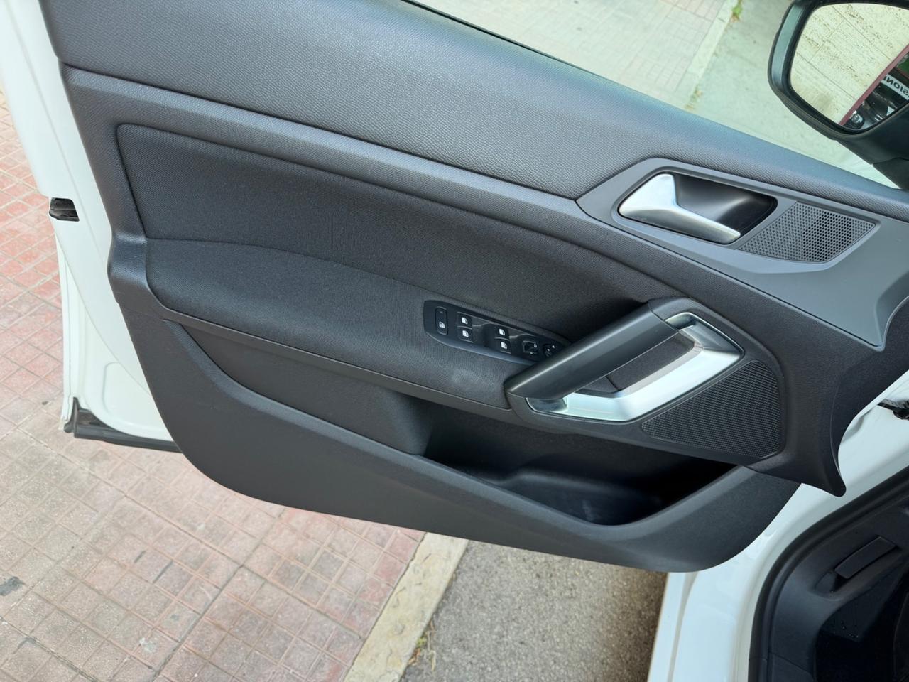 Peugeot 308 1.6 HDi 92 CV BERLINA *140.000km*