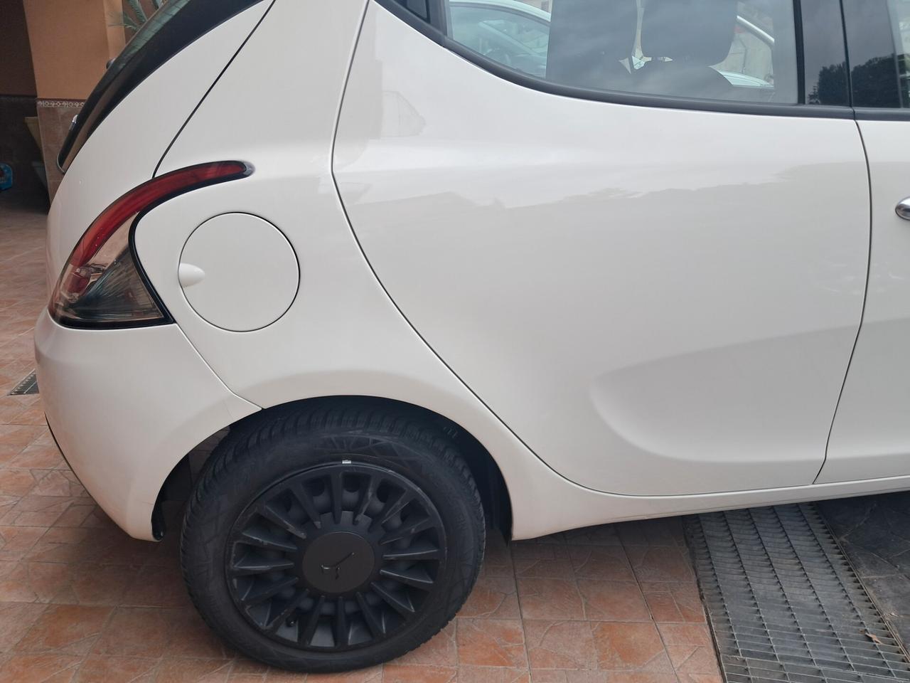 Lancia Ypsilon 1.0 FireFly 5 porte S&S Hybrid Silver