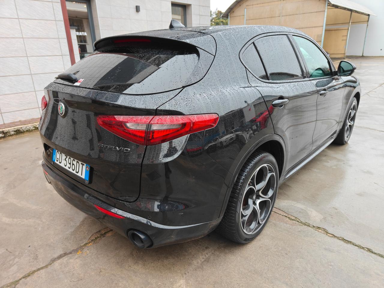 Alfa Romeo Stelvio Q4 Veloce total black