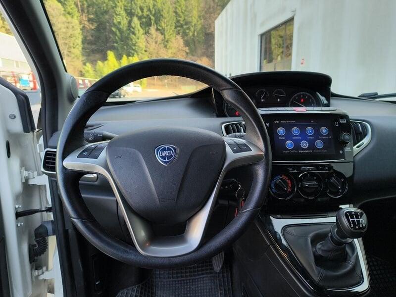 Lancia Ypsilon 0.9 silver hybrid