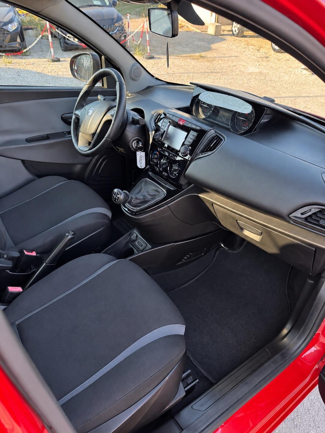 Lancia Ypsilon 0.9 TwinAir 85 CV 5 porte Metano Ecochic Silver