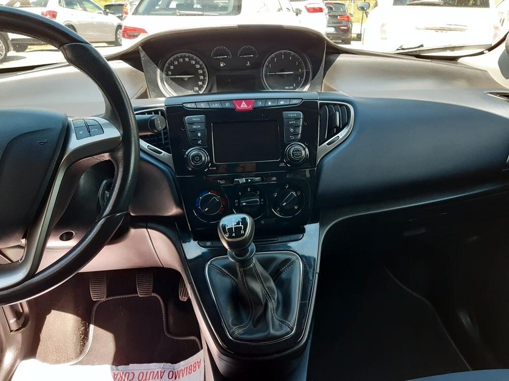Lancia Ypsilon 0.9 TwinAir 85 CV 5 porte Metano Ecochic PLATINUM