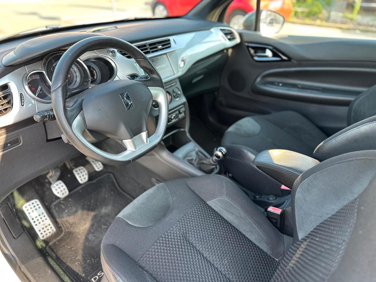 Ds DS3 DS 3 1.2 VTi 82 Just Black