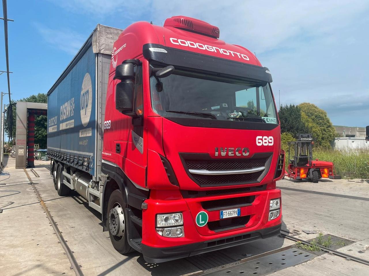 IVECO Stralis 460 LNG 6x2 centinato + Moffett M4 2.000 kg