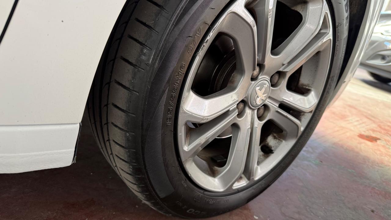 Peugeot 208 1.4 HDi 68 CV 5 porte Allure