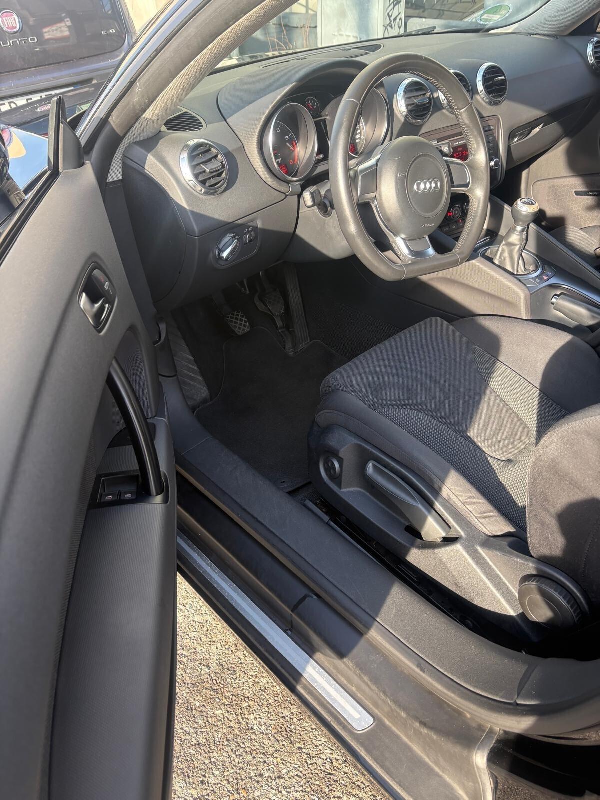 Audi TT Coupé 2.0 TFSI 200 cv book service