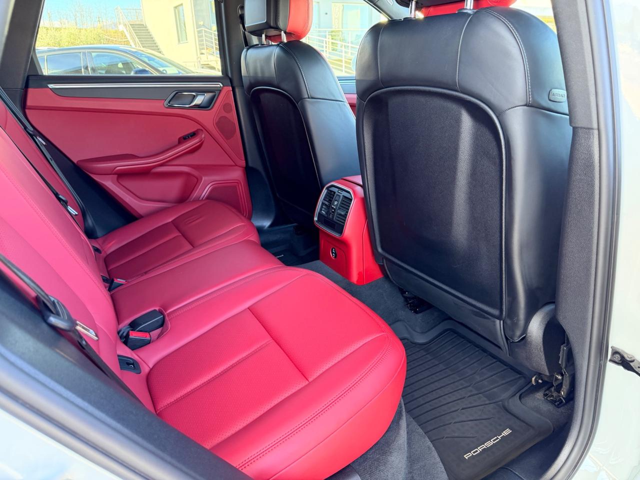 Porsche Macan 2.0 white edition interni Cartier in garanzia