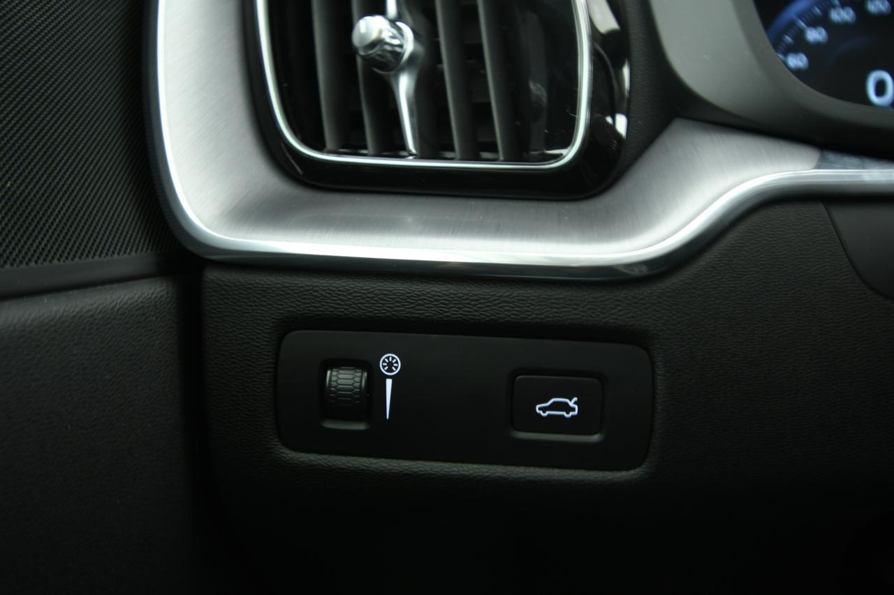 VOLVO XC60 2.0 b4 Momentum Pro awd auto CAMERA+APP CONNECT